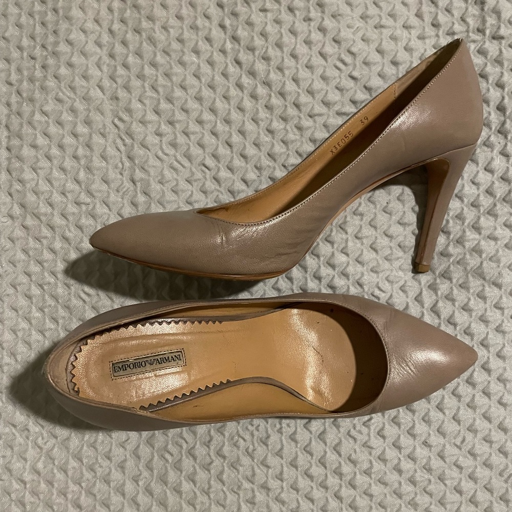 Beige/nude Giorgio Armani heels, size 39 (converts to 8 in US shoe size).